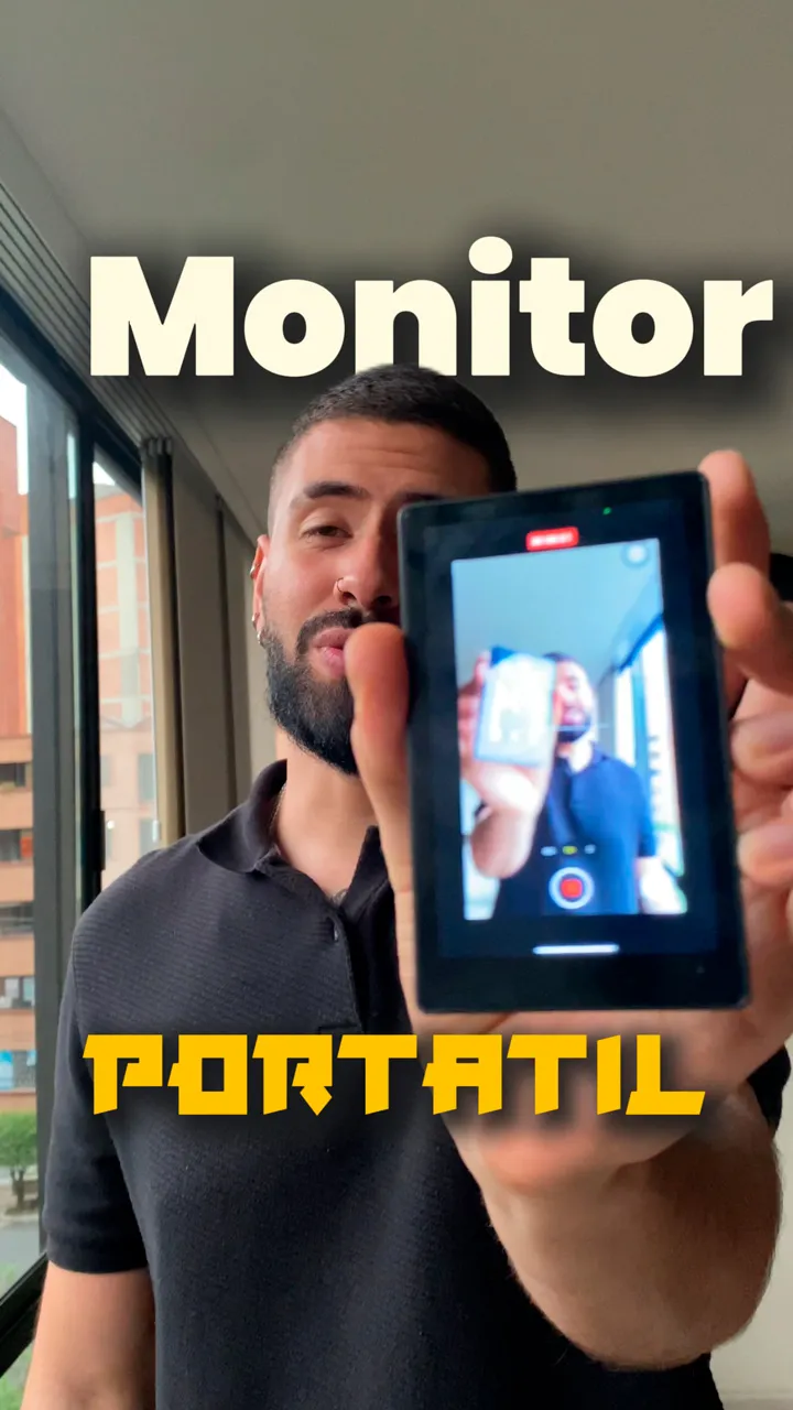 Juanes Sancocho creador UGC mostrando y recomendando un monitor portátil.
