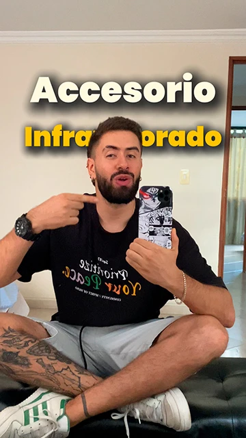 Juanes Sancocho mostrando un case de celular de anime de la marca Dangoverso en campaña de contenido UGC.