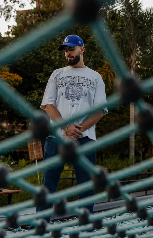 juanes-sancocho-posando-outfit-azul